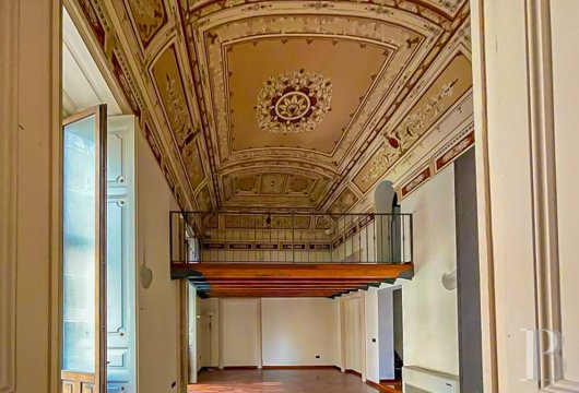 Dans le centre historique de Catane, en Sicile, un élégant appartement, à l'étage noble d'un palais de la fin du 19e ...